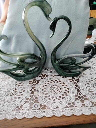 Couple de cygnes en résine